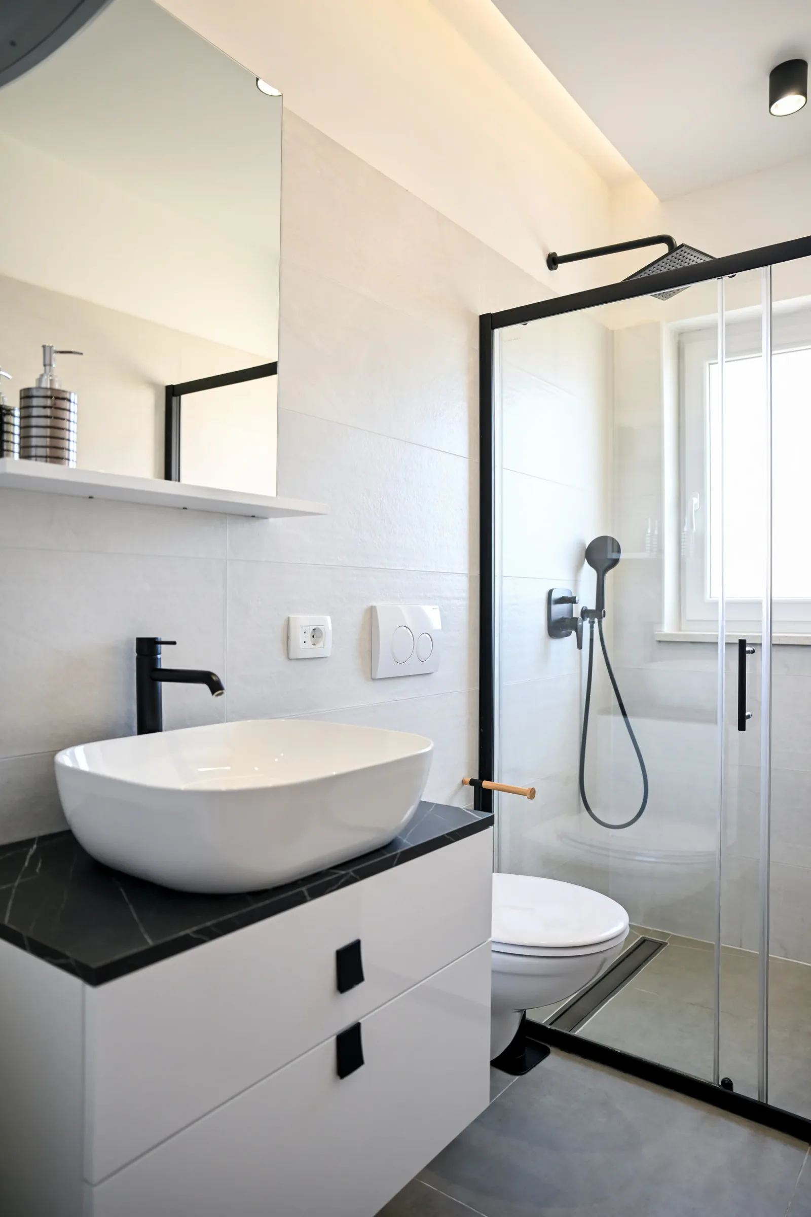 Apartman Comfort – shower and washbasin