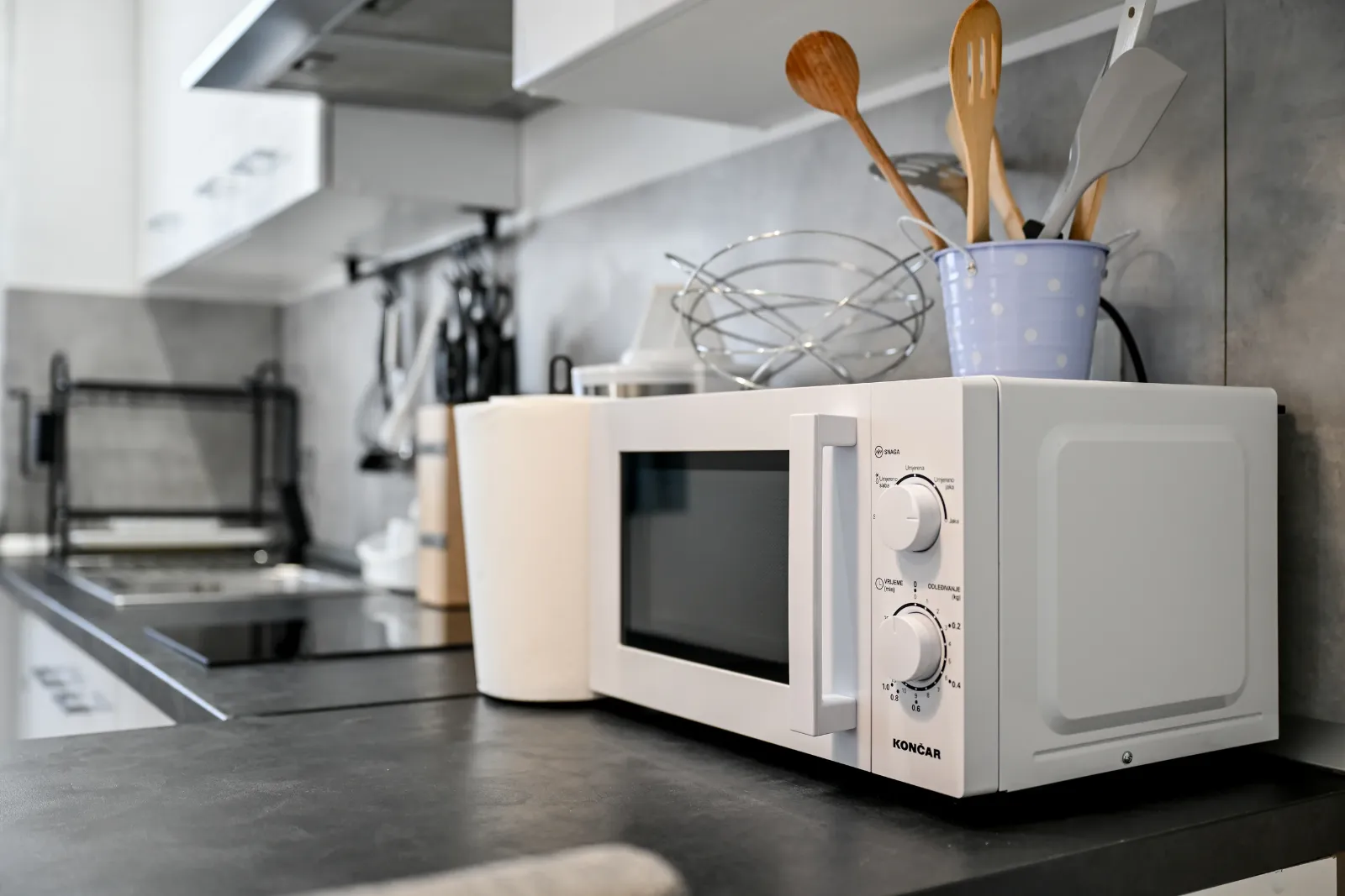 Apartman Comfort – microwave and kitchen