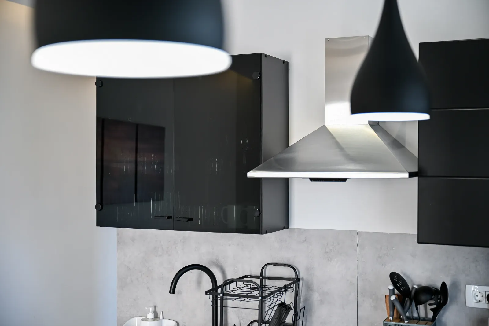 Apartman Harmony – kitchen with pendant lights