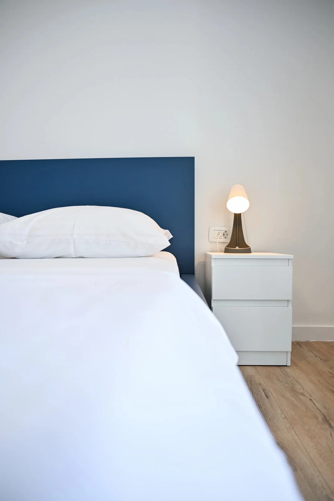 Apartman Harmony – bed and bedside lamp