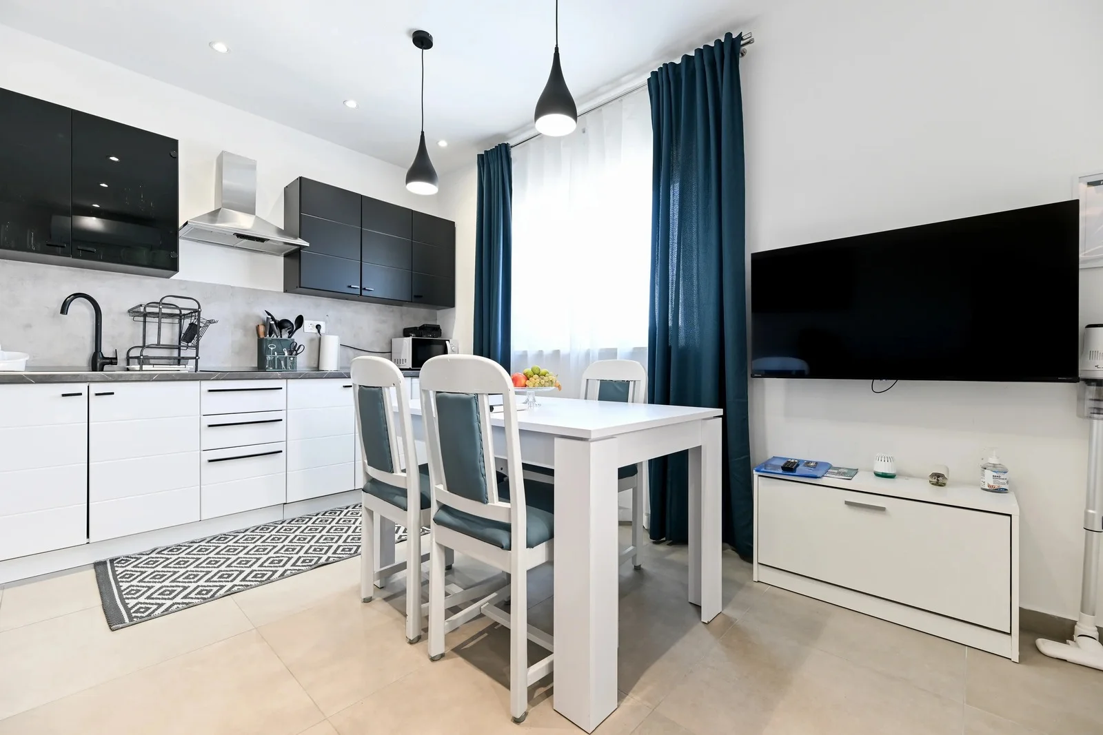 Apartman Harmony – kitchen, dining table and TV