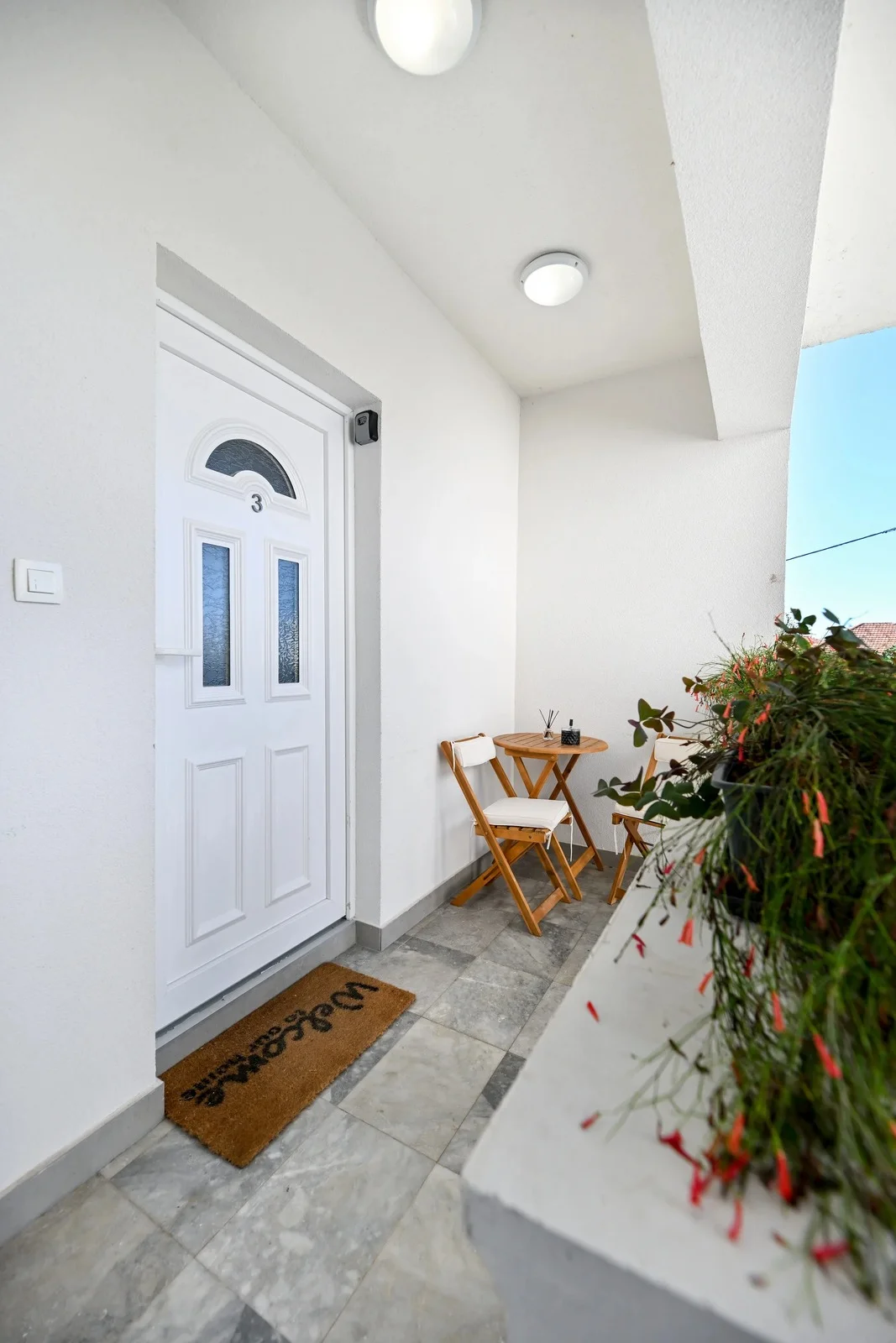 Apartman Harmony – entrance with welcome mat