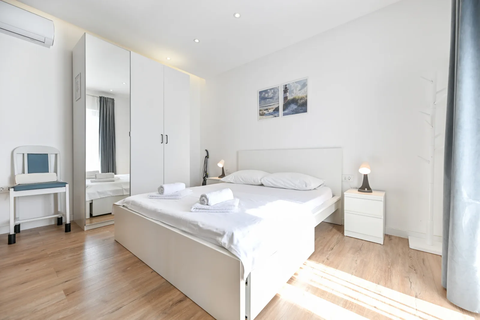 Studio Urban – bedroom with wardrobe