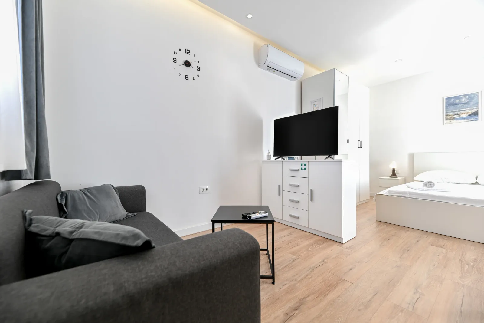Studio Urban – living area with TV
