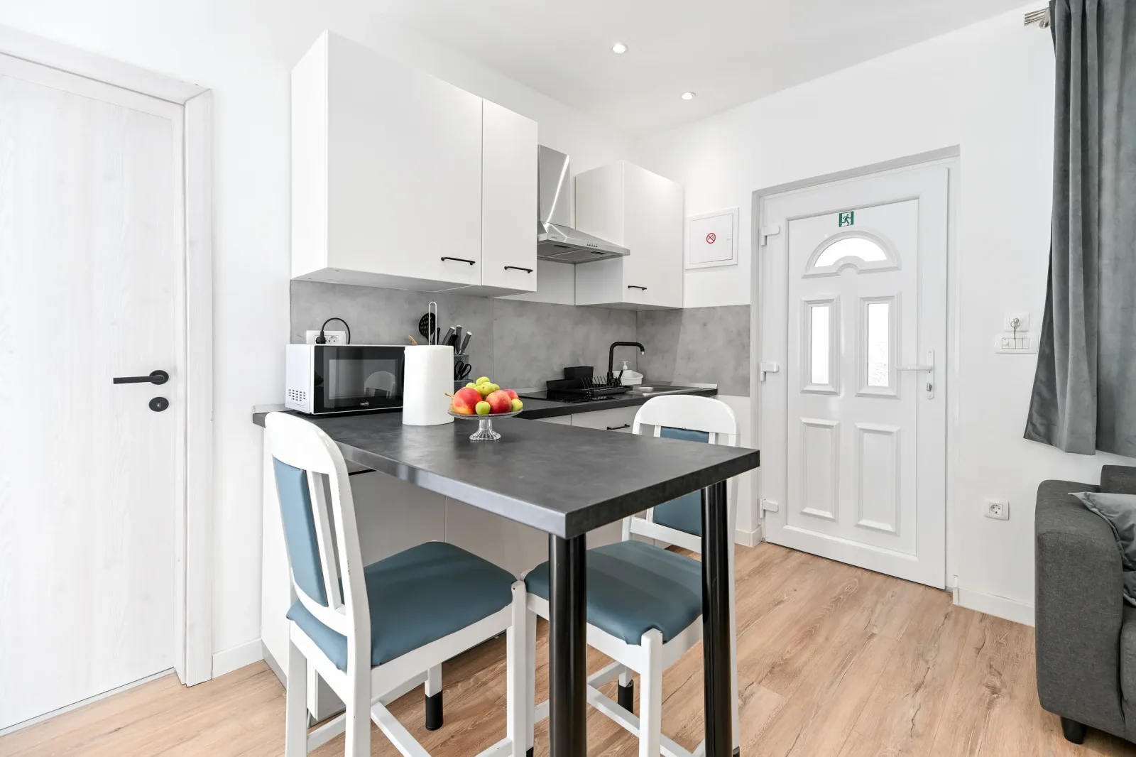 Studio Urban – dining table and kitchenette
