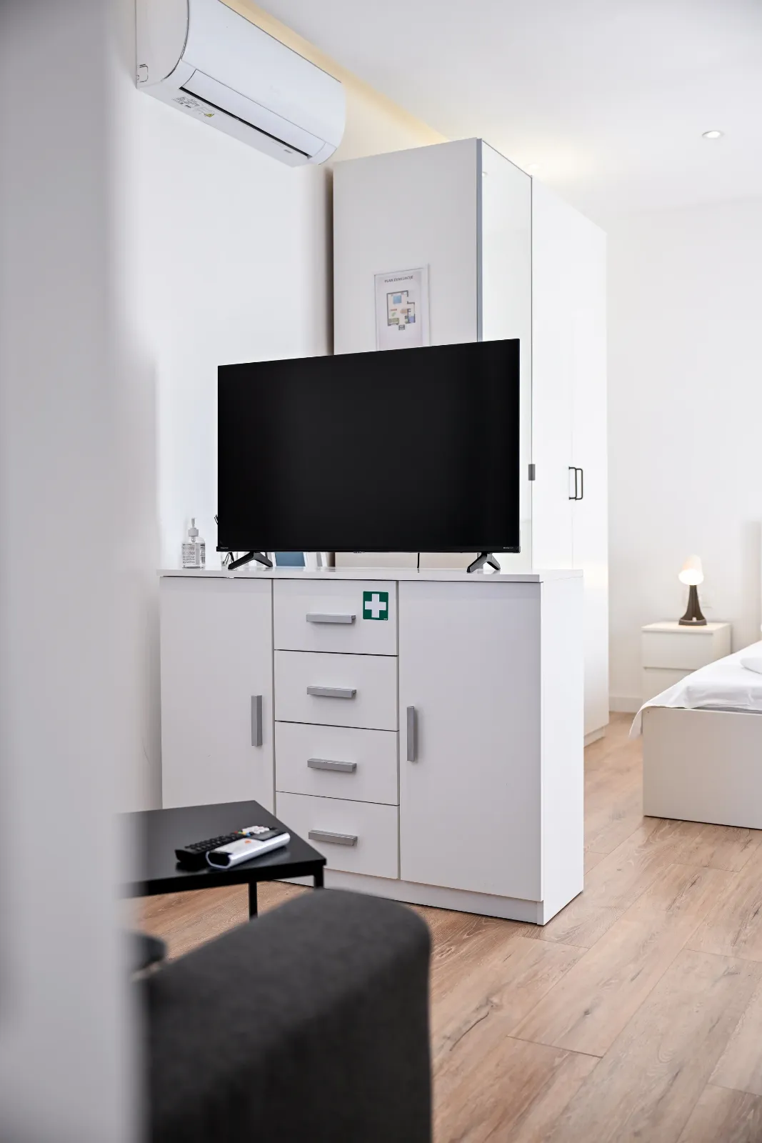 Studio Urban – TV and bedroom